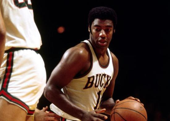 由年轻球员 由年轻球员