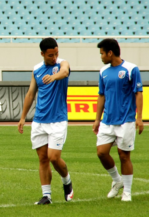 申京隔扣颜射亚当斯，后者按头锁喉遭申京“挑衅”：就扣你这混球