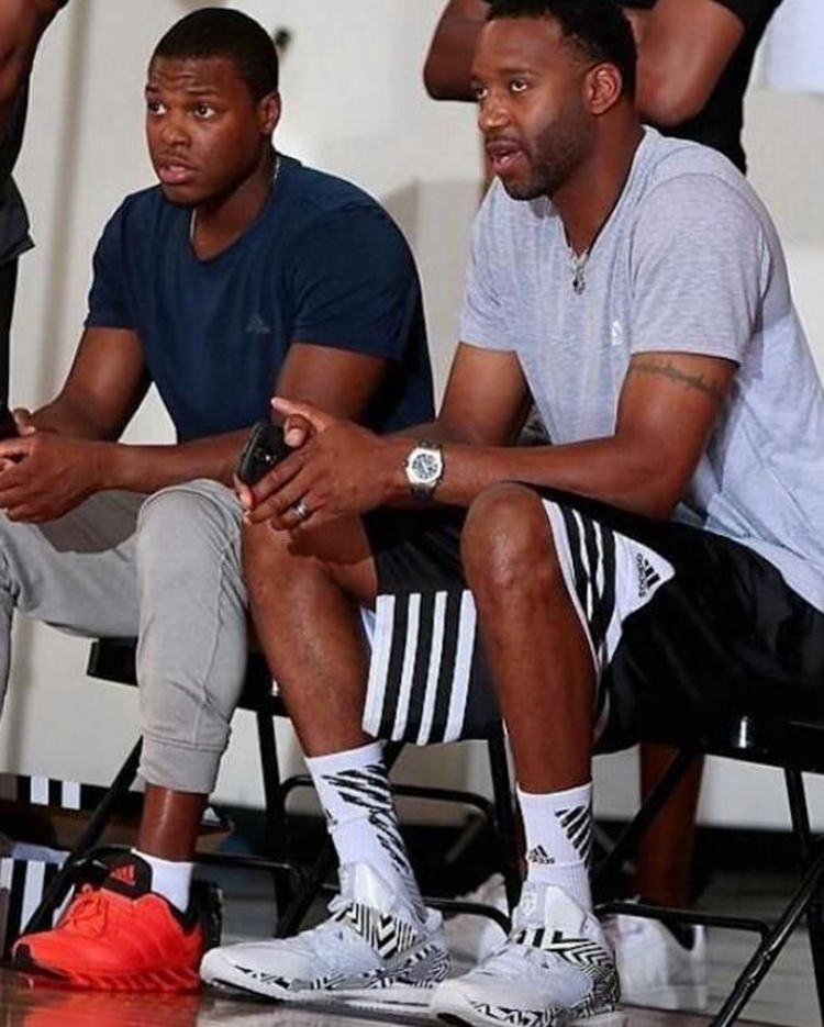 背身拿球与 背身拿球与